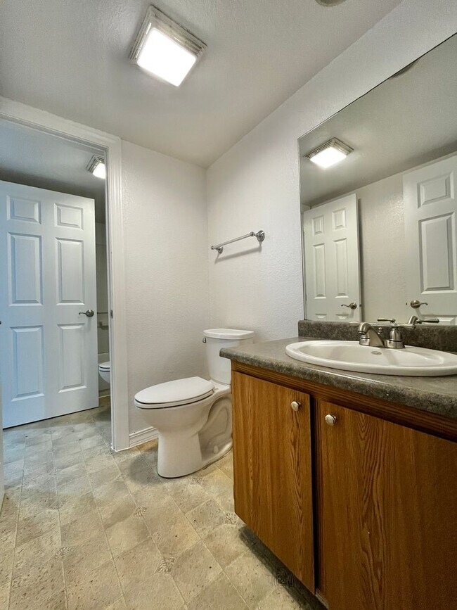 Building Photo - Fresh Paint and New Carpet in this Sunn Fjord Condo!