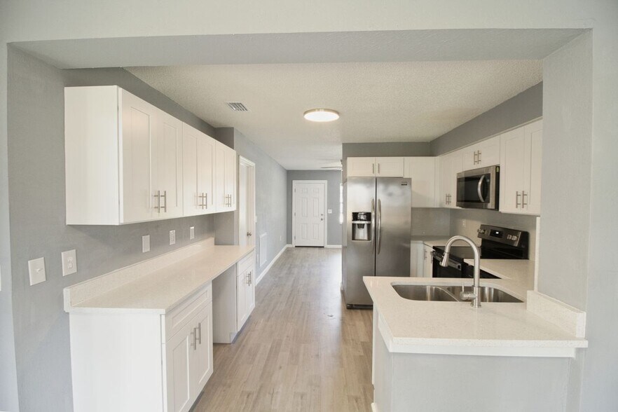 Building Photo - 7138 Oakwood Dr