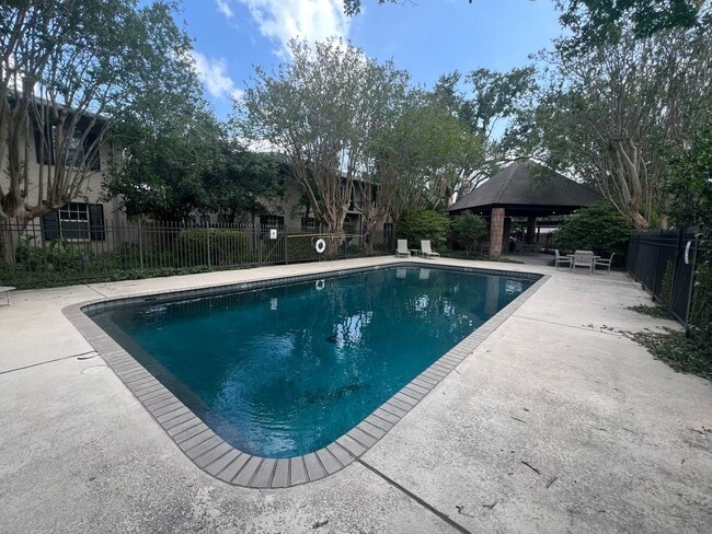 Building Photo - Bendel Gardens Apartment