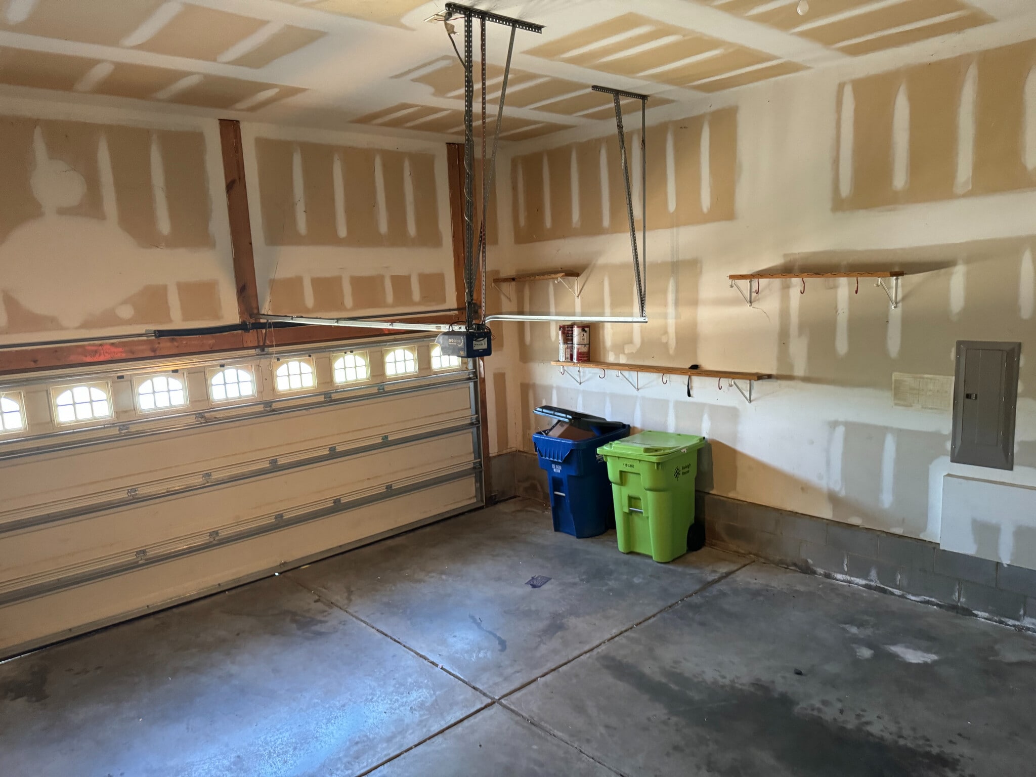 Building Photo - Room in House on Kinsley Pl