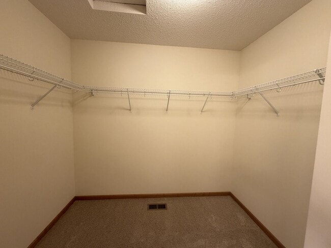 Building Photo - 2 Level Townhome in Maple Grove!