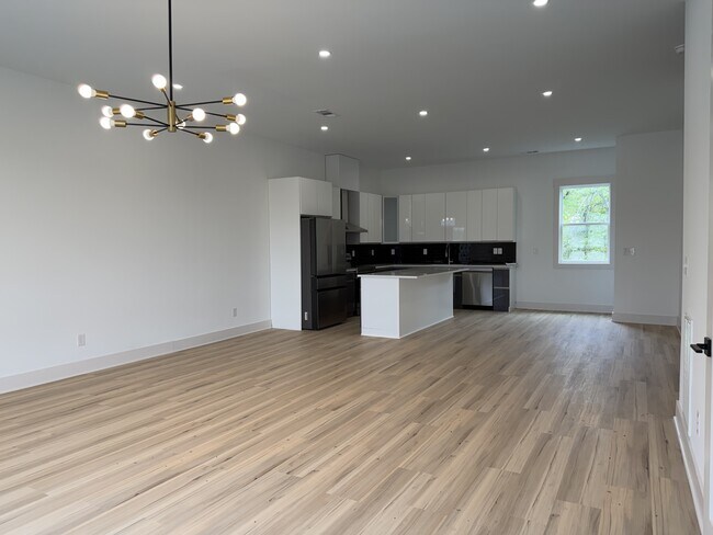 Building Photo - 105 Hart Ln