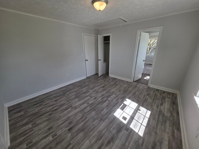 Building Photo - 1001 James St