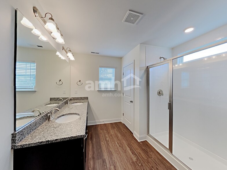 Building Photo - 2121 Johnston Dr