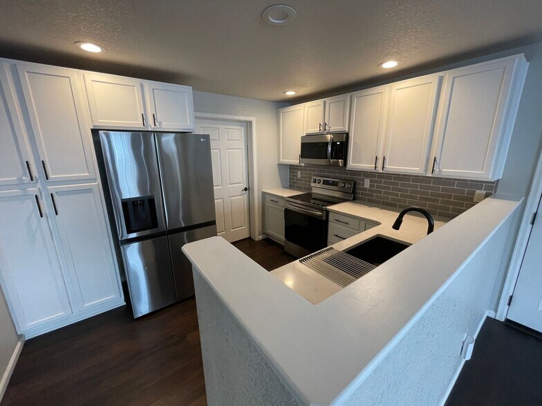 Building Photo - 2113 S Fulton Cir