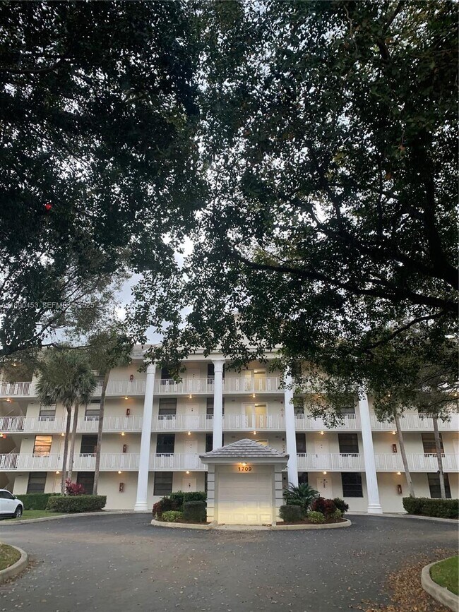 Building Photo - 1709 Whitehall Dr