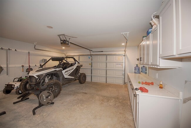 Building Photo - 15223 Mayflower St