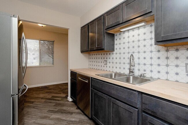 Building Photo - 2138 Dogwood Ln