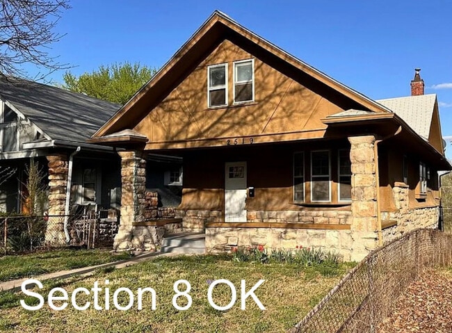 Primary Photo - Huge Bonus Room, Vouchers Accepted