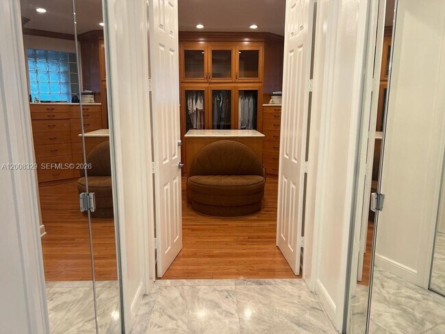 Building Photo - 2534 Poinciana Dr