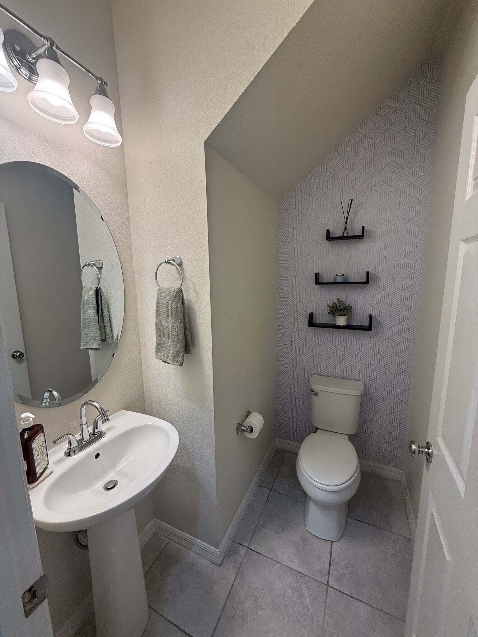 Building Photo - 2643 E Lake Pointe Dr