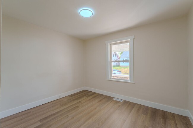 Building Photo - Remodeled 2 bedroom with off street parkin...