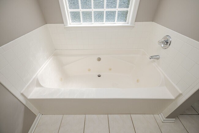 Building Photo - 4893 Somerset Dr