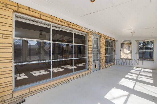 Building Photo - 2541 W Benjamin Dr