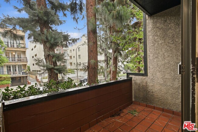Building Photo - 1423 S Bentley Ave