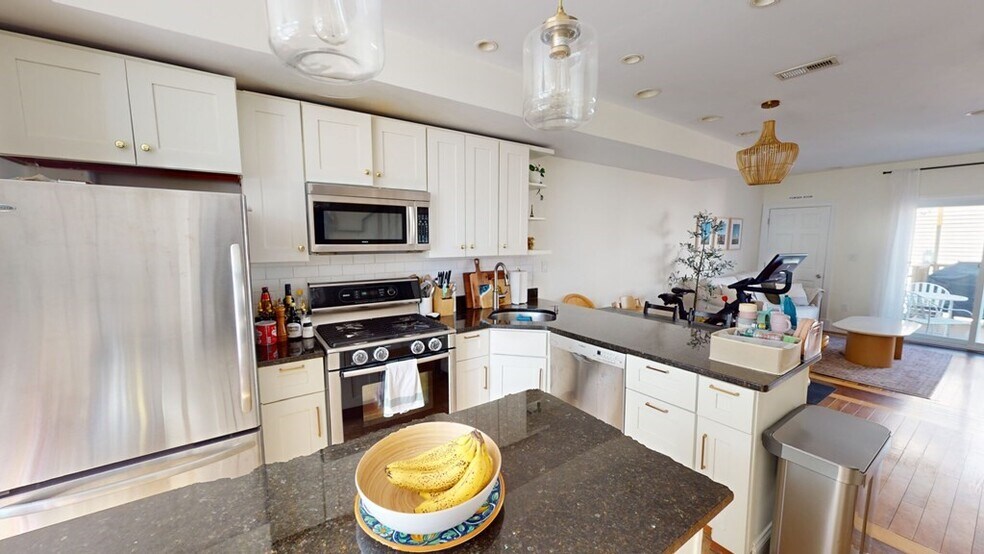 Building Photo - 272 Bowen St