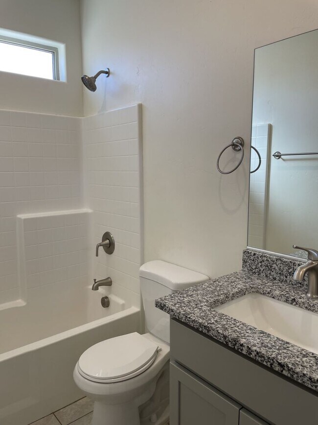 Building Photo - Sparkling clean and move in ready. Call fo...