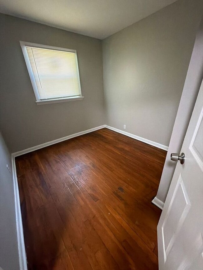 Building Photo - Beautiful 3 Bed 1 Bath For Rent!