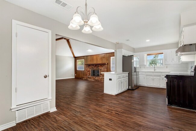 Building Photo - 136 Shadybrook Dr