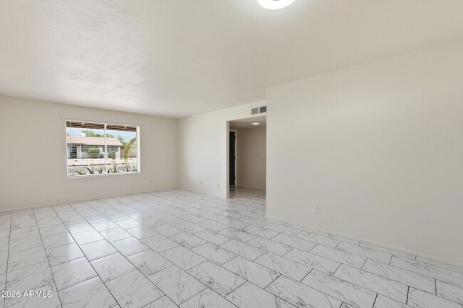 Building Photo - 4731 W Paradise Ln