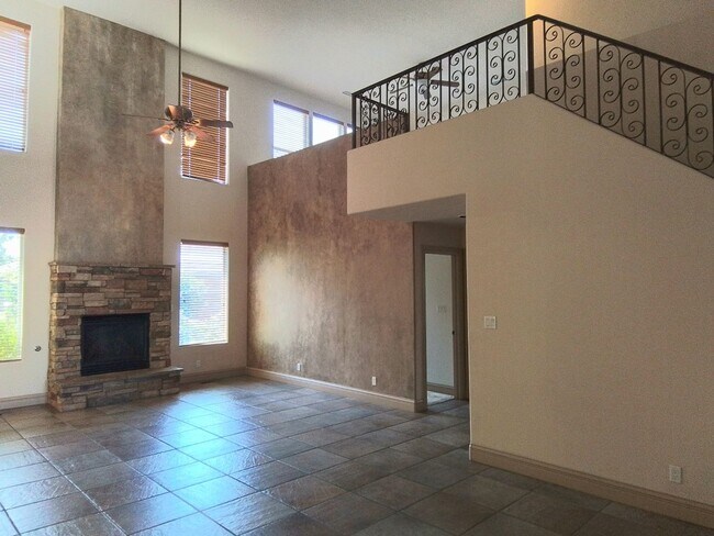 Building Photo - High Desert Home