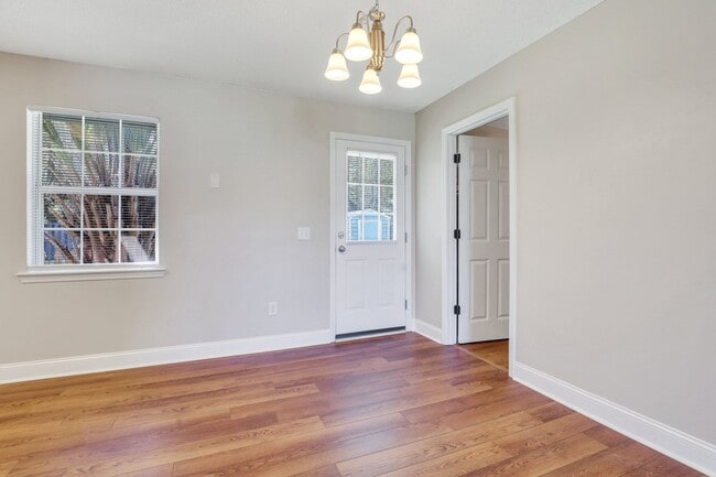 Building Photo - AVAILABLE EARLY OCTOBER [DOG FRIENDLY]