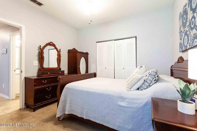 Building Photo - 13700 Richmond Park Dr N