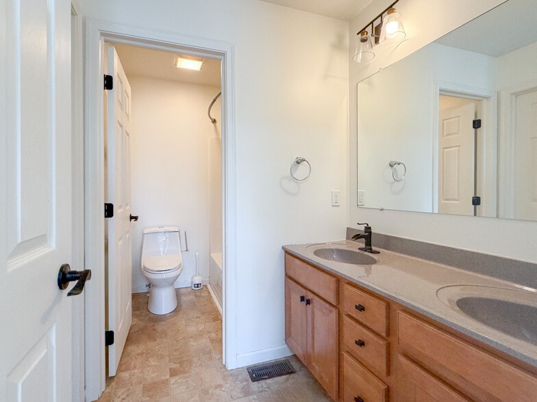 Building Photo - 900 Cadwell Ln