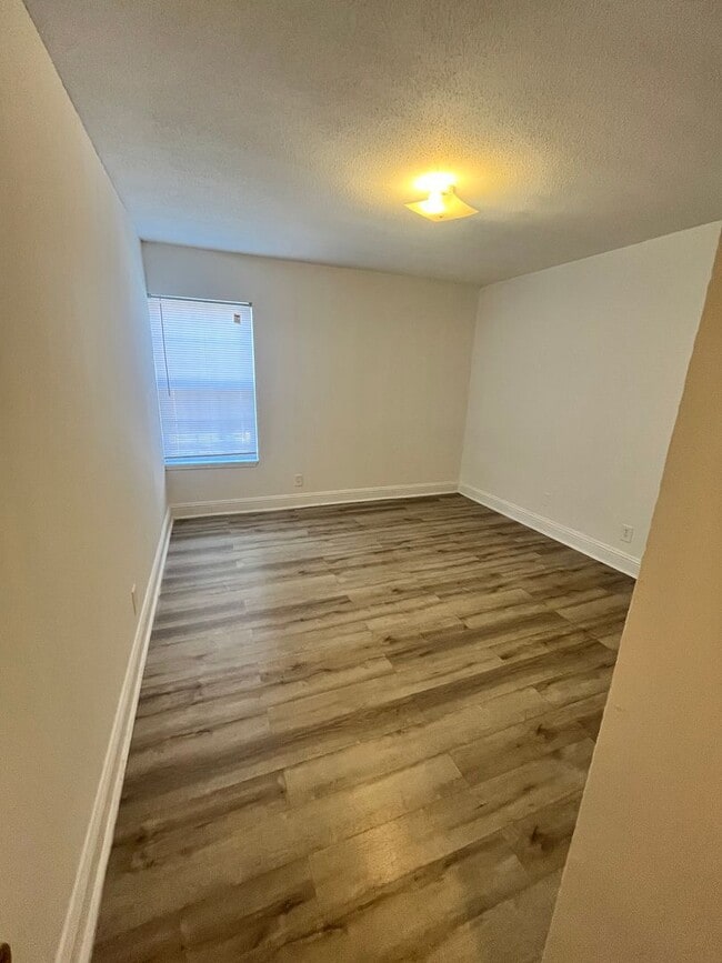 Building Photo - Comfortable 2-Bed, 2-Bath with Central Air...