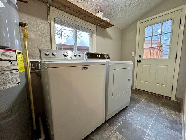 Building Photo - Charming 3-Bedroom Home in Prime Vancouver Location – Pet Friendly with Fenced Yard!