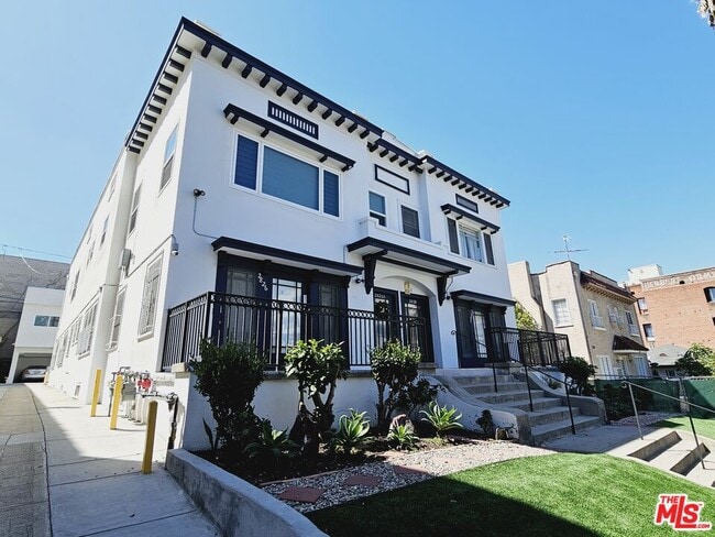 Building Photo - 2826 3/4-2824 Leeward Ave