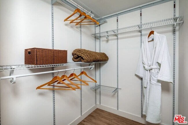 Building Photo - 10568 Gateway Prom