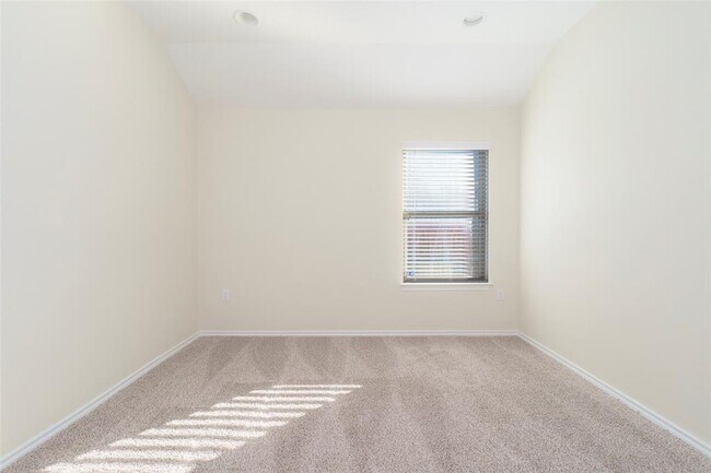 Building Photo - 13020 Kearns Dr