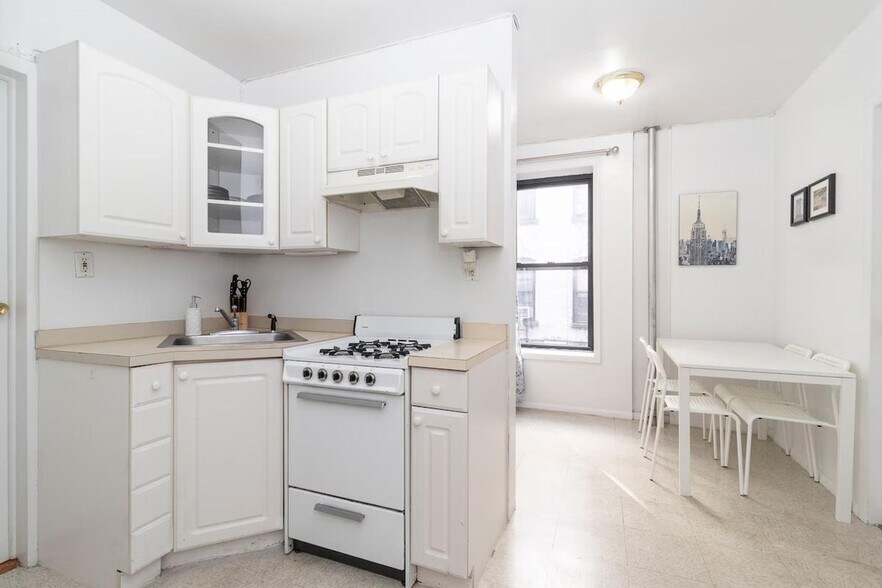 Building Photo - 327 E 92nd St