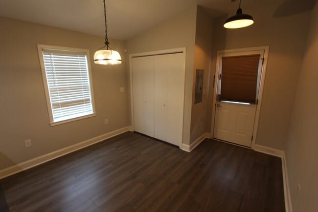 Building Photo - 305 Maple St