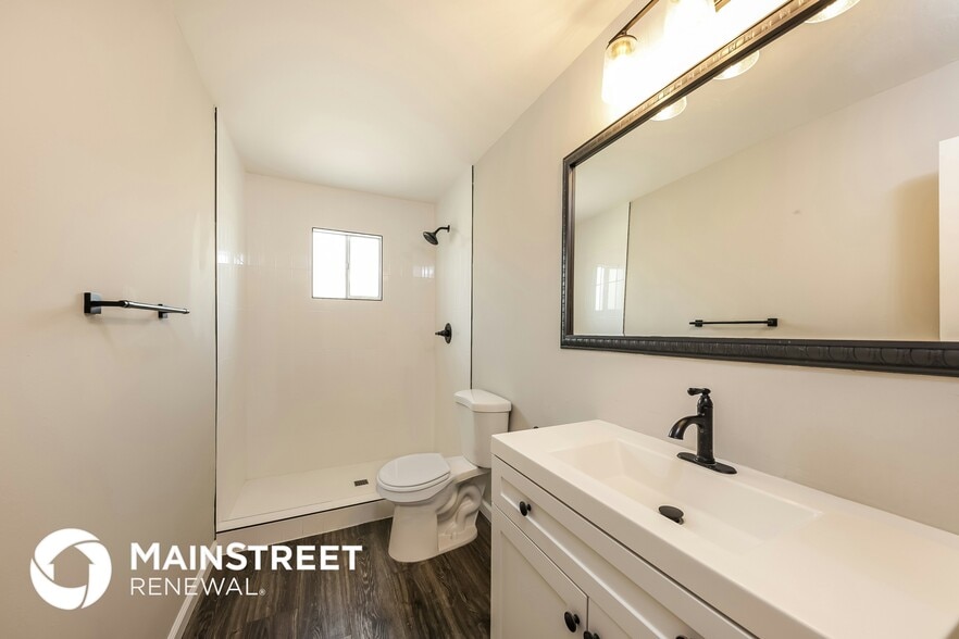 Building Photo - 1328 E Christy Dr