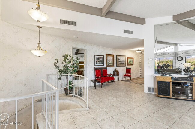 Building Photo - 322 N Cleopatra St