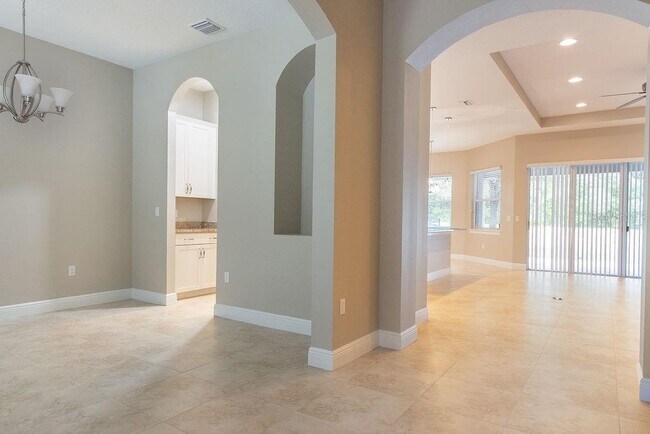 Building Photo - 906 Victoria Hills Dr S