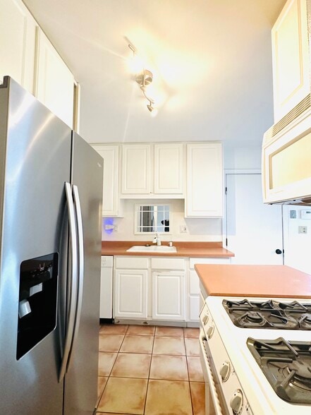 Building Photo - 1021 Perry Dr