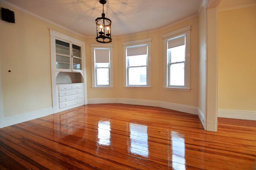 Building Photo - 39 Montfern Ave