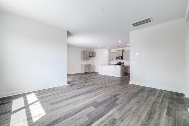 Building Photo - Beautiful 4 bedroom, 2 bathroom home locat...