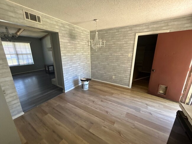 Building Photo - 3 Bedroom and 2 bathroom home.