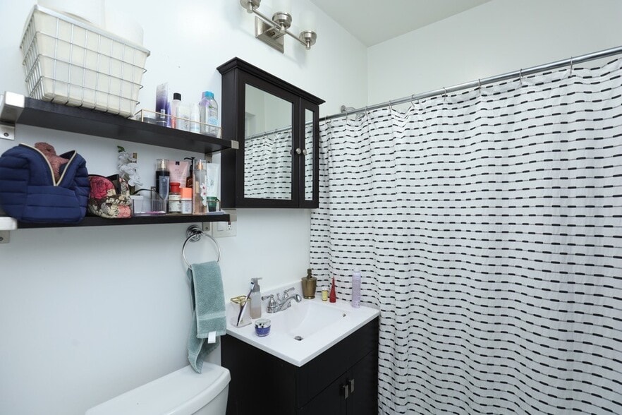 Building Photo - 644 W Roscoe St