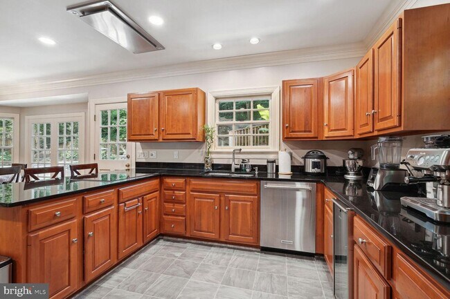 Building Photo - 5 Bed 4.5 Bath - Bethesda len Echo Heights...
