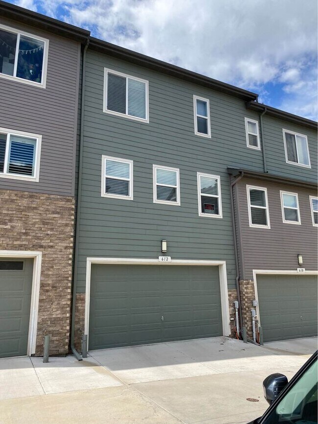 Building Photo - 612 E Hinsdale Ave