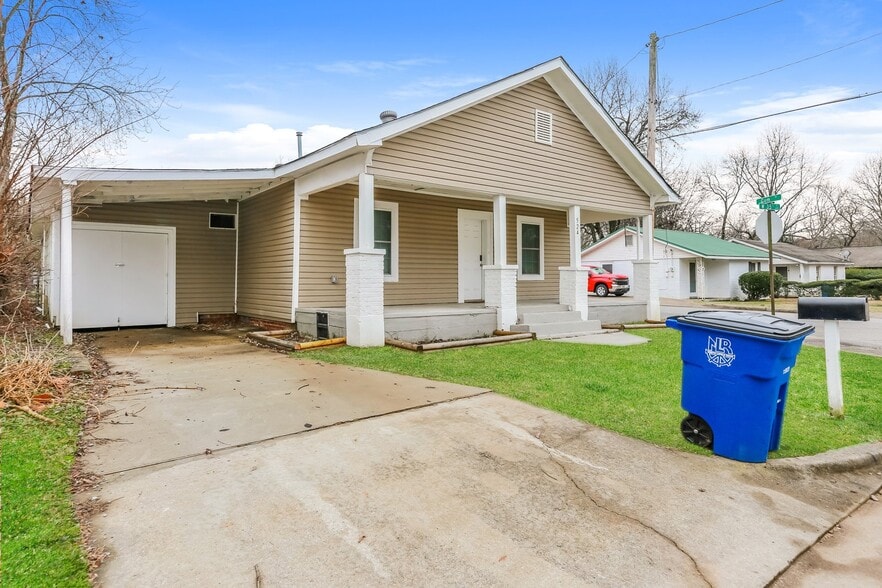 Building Photo - 524 W 35th St