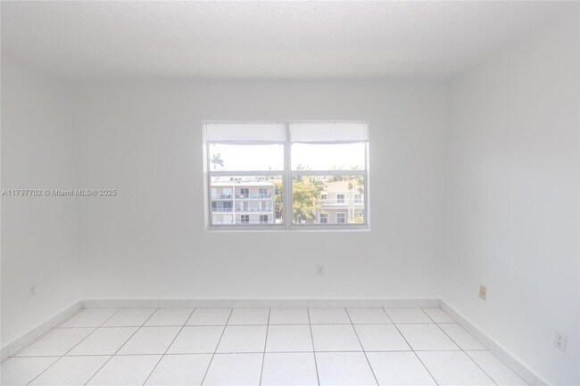 Building Photo - 3948 NE 169th St