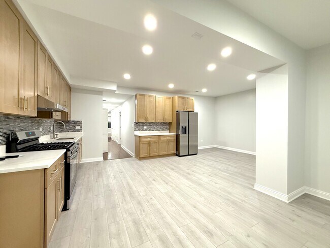 Building Photo - 1343 W Rosedale Ave