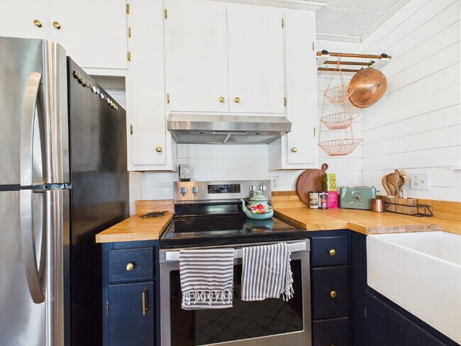 Building Photo - Hunting Retreat with 40 acre Yard
