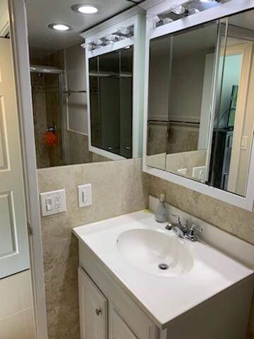 Building Photo - 2950 N Palm Aire Dr